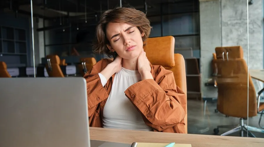 Douleurs cervicales chroniques : ce que votre corps essaie vraiment de vous dire